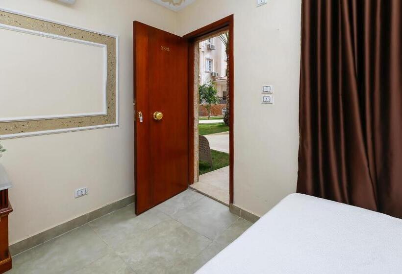 اتاق خانوادگی با چشم‌انداز باغ, Turquoise Pyramids