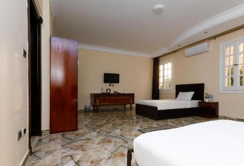 اتاق خانوادگی با چشم‌انداز باغ, Turquoise Pyramids