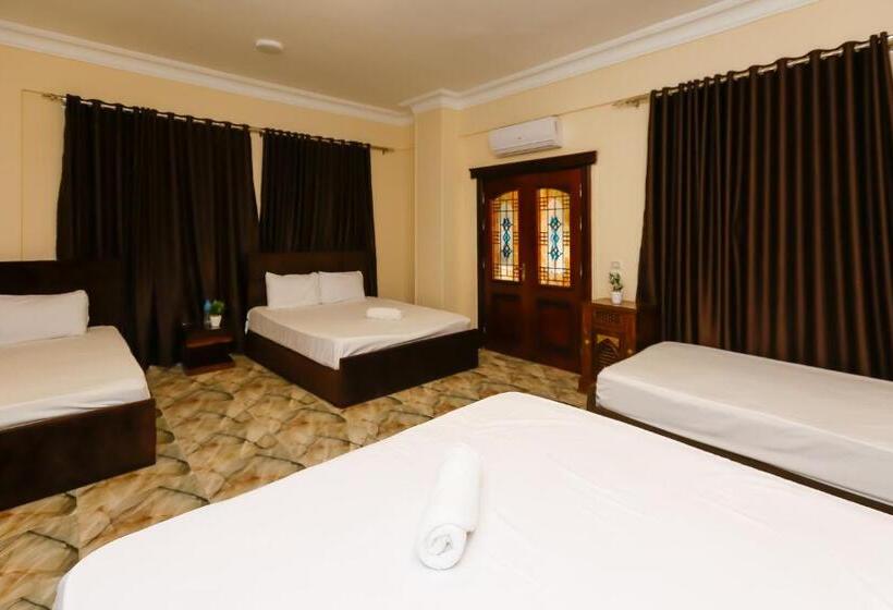 اتاق خانوادگی با چشم‌انداز باغ, Turquoise Pyramids