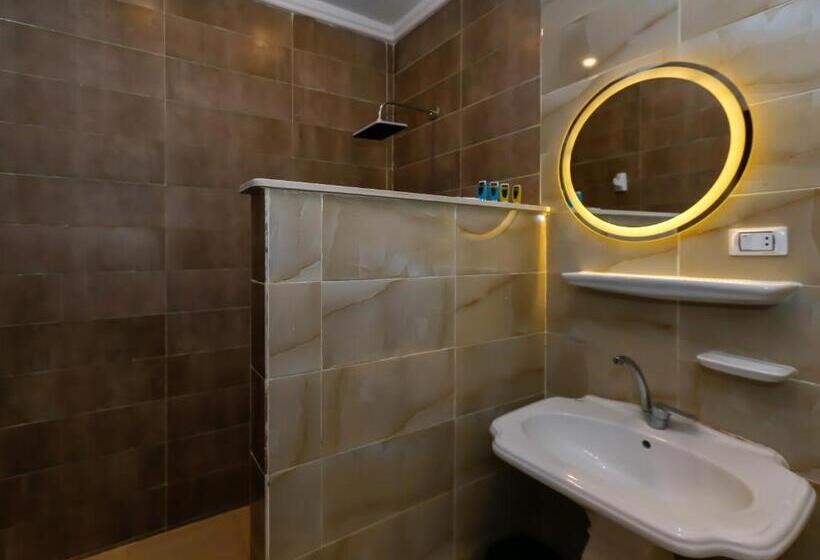 اتاق خانوادگی با چشم‌انداز باغ, Turquoise Pyramids