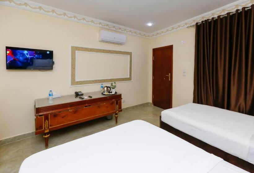 اتاق خانوادگی با چشم‌انداز باغ, Turquoise Pyramids