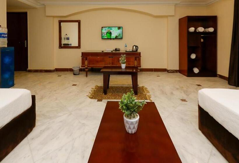 اتاق خانوادگی, Turquoise Pyramids