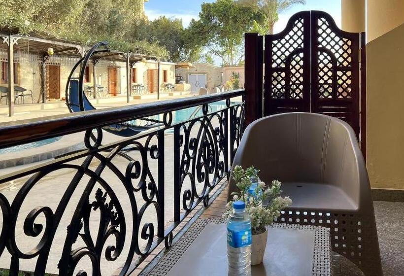 اتاق خانوادگی, Turquoise Pyramids