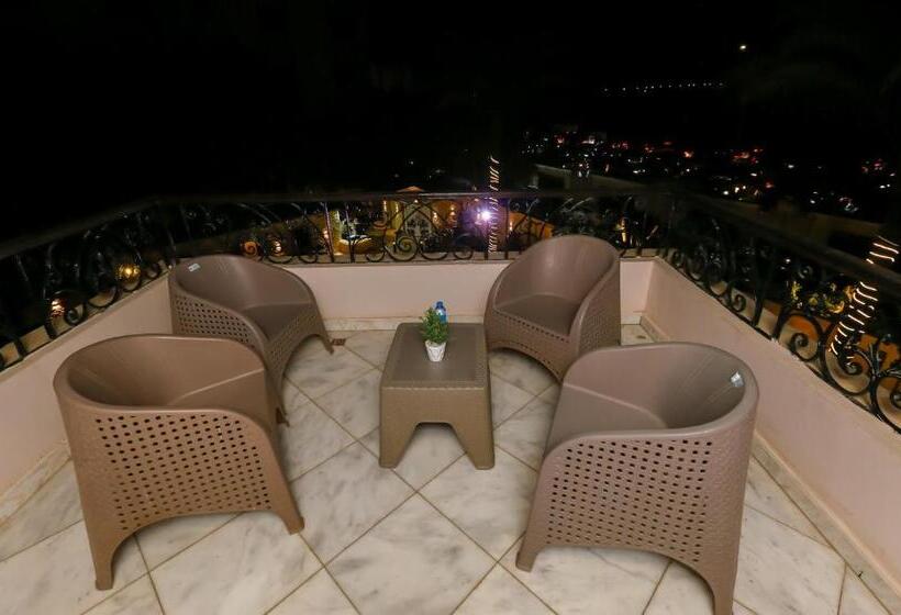 Deluxe Suite King Bed, Turquoise Pyramids