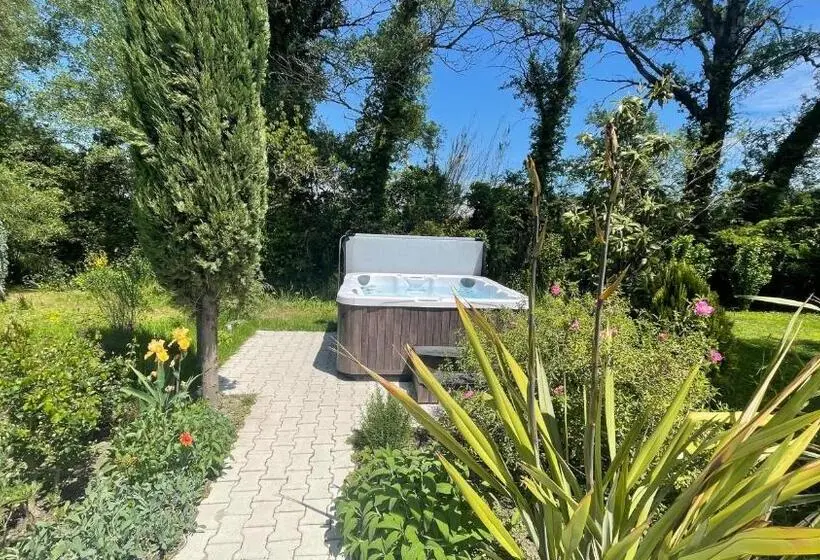 スイート, B&b Chambre D Hôtes Gai Félibre Avec Piscine Et Jacuzzi