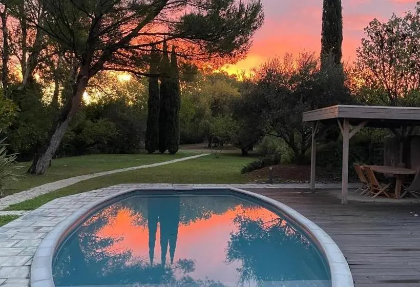 スイート, B&b Chambre D Hôtes Gai Félibre Avec Piscine Et Jacuzzi