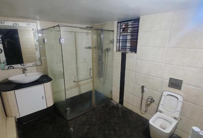 اتاق کلاسیک سه تخته, Oyo The Luxury Palace