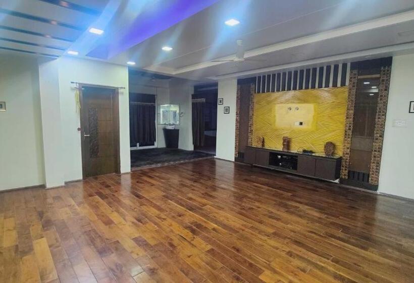 اتاق کلاسیک سه تخته, Oyo The Luxury Palace