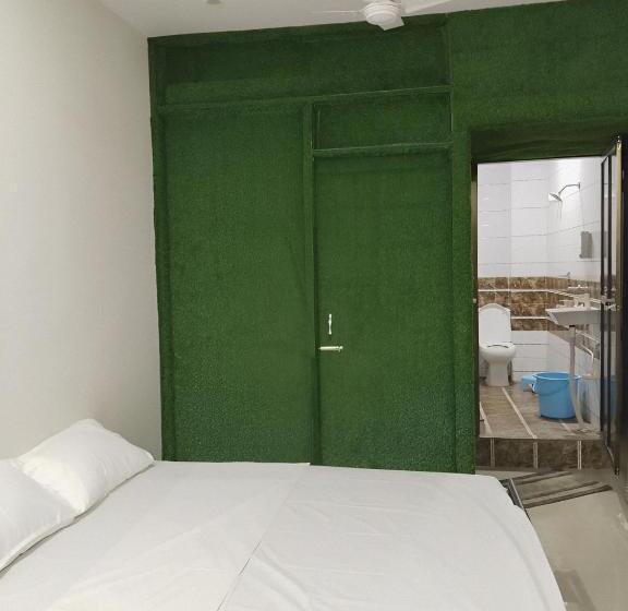 اتاق استاندارد سه نفره, Shree Madhvam