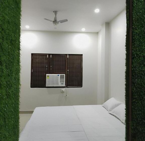 اتاق استاندارد سه نفره, Shree Madhvam