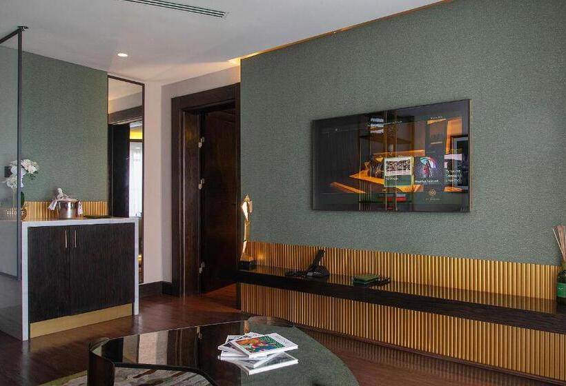 سوییت جونیور, The Delborough Lagos