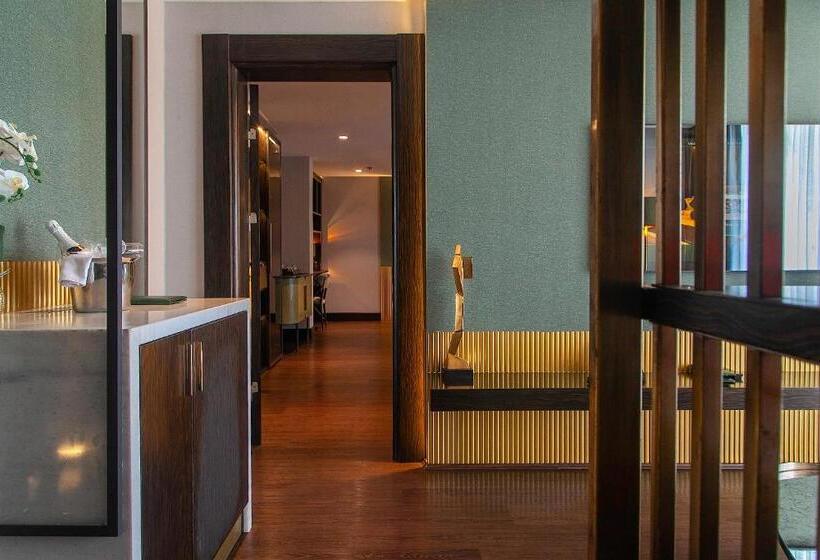 سوییت اجرایی, The Delborough Lagos