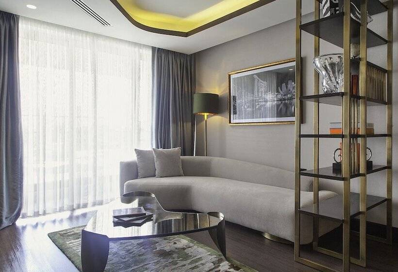 سوییت اجرایی, The Delborough Lagos