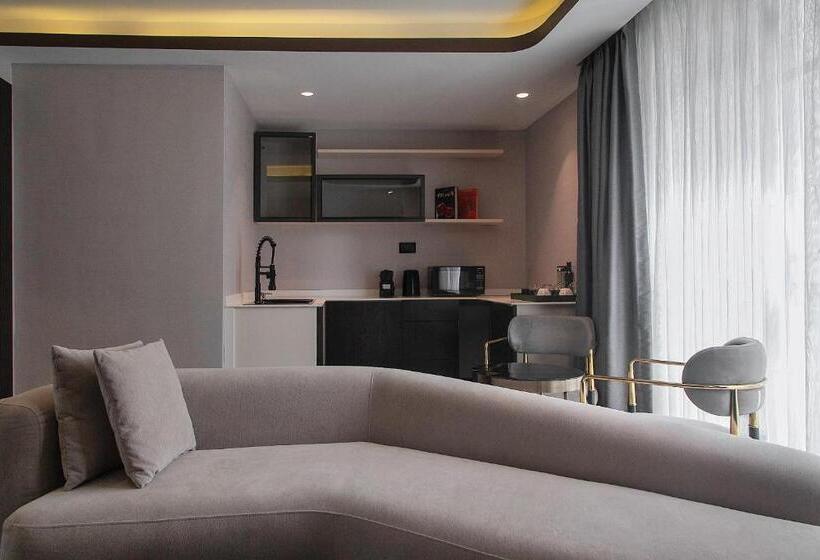 سوییت جونیور, The Delborough Lagos