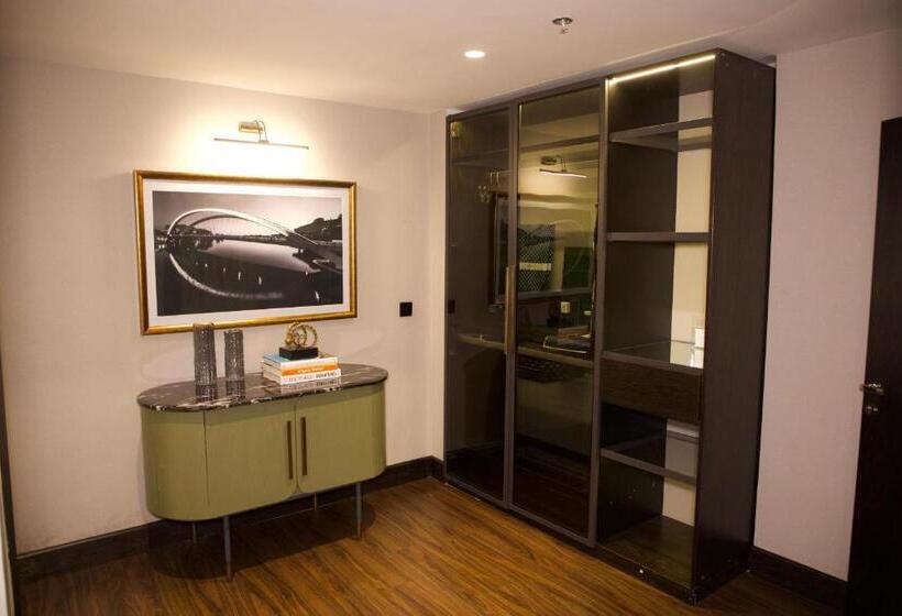 سوئیت پرزیدنت, The Delborough Lagos