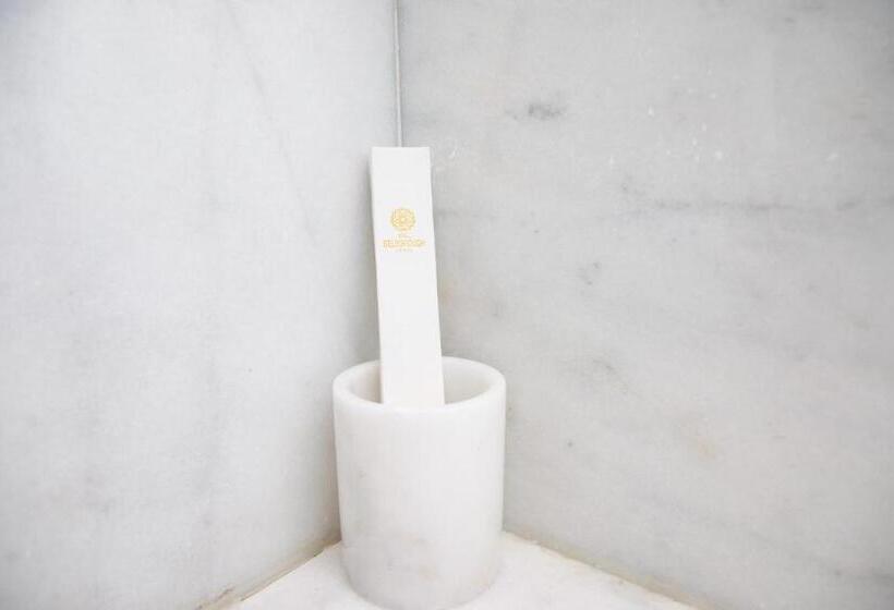 سوئیت پرزیدنت, The Delborough Lagos