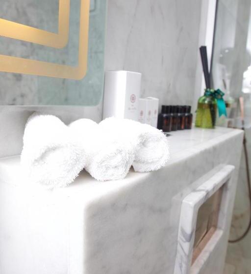 سوییت خانوادگی, The Delborough Lagos