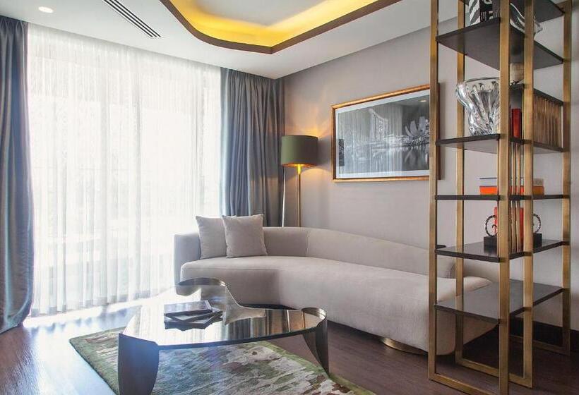 سوییت اجرایی, The Delborough Lagos