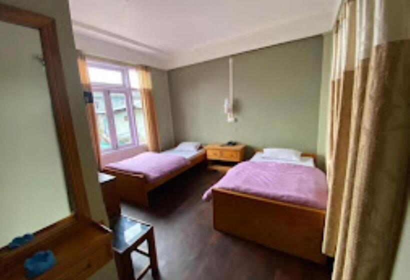 キングサイズベッドのデラックスルーム, Tourist Hut Arunachal Pradesh