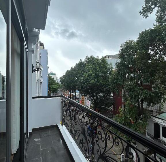 اتاق خانوادگی, Khánh Nguyễn Luxury Apartment, Balcony Street View, Large Bathtub