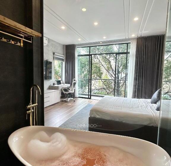 اتاق خانوادگی, Khánh Nguyễn Luxury Apartment, Balcony Street View, Large Bathtub
