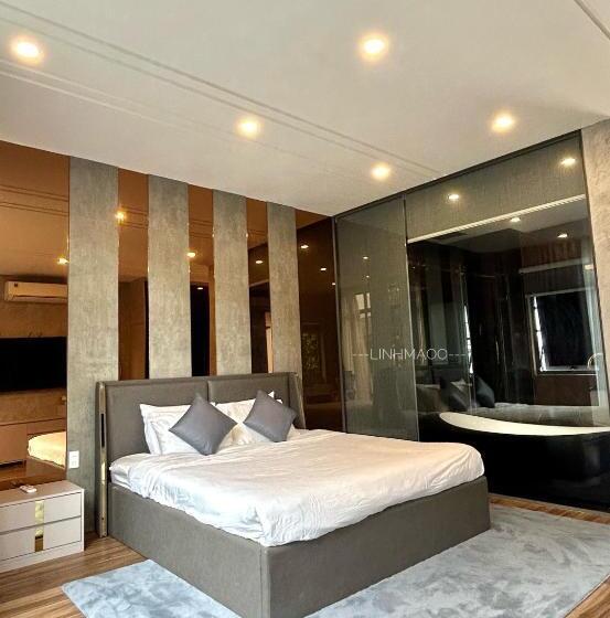 اتاق خانوادگی, Khánh Nguyễn Luxury Apartment, Balcony Street View, Large Bathtub