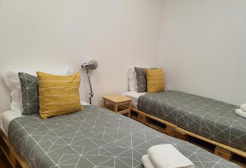 Quarto Estandar Banheiro Compartilhado, Zabava Sacavém