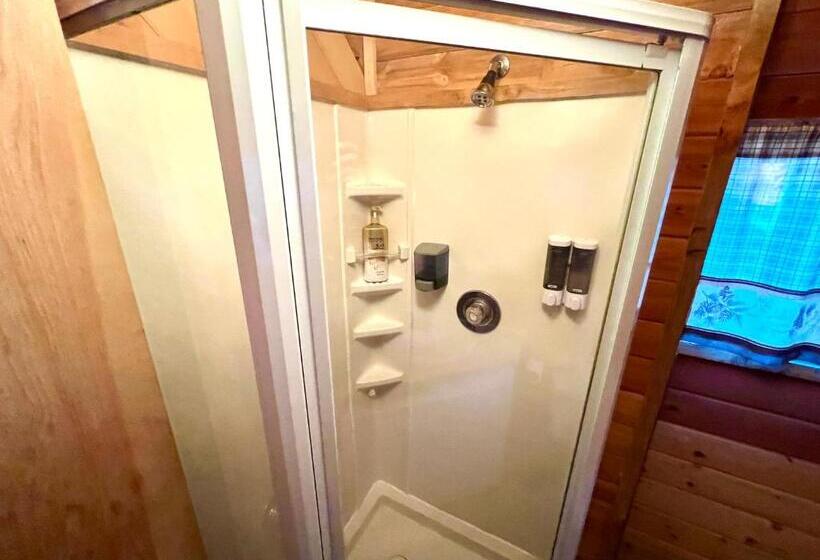 شقة غرفة واحدة, Triple G’s Resort Cabin 1