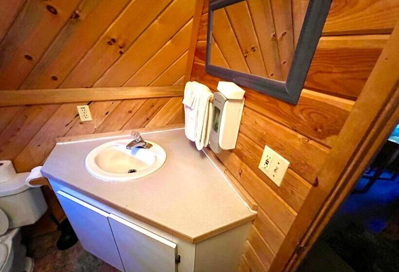 شقة غرفة واحدة, Triple G’s Resort Cabin 1