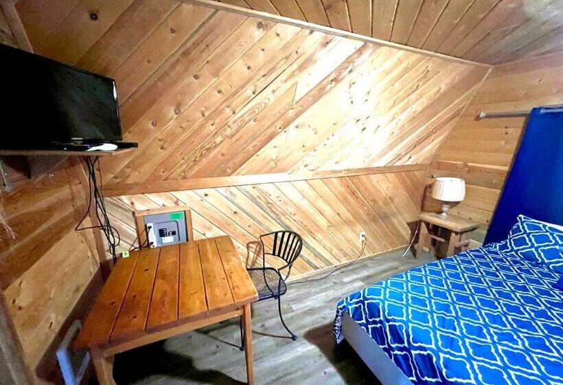 شقة غرفة واحدة, Triple G’s Resort Cabin 1