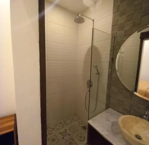 استودیوی لوکس, Rumah Wj Rooms And Suites