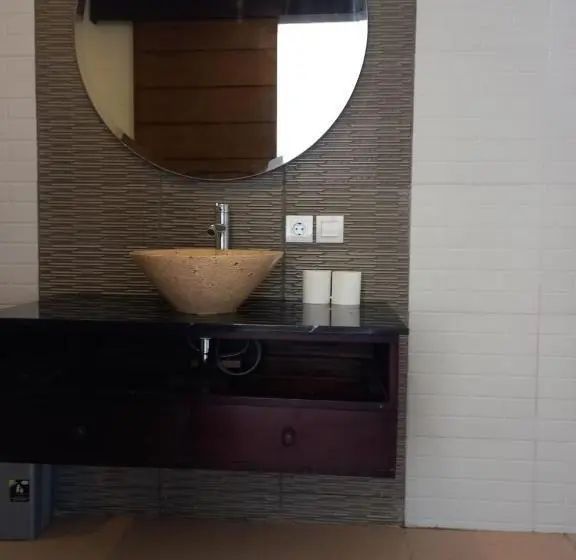 استودیوی لوکس, Rumah Wj Rooms And Suites