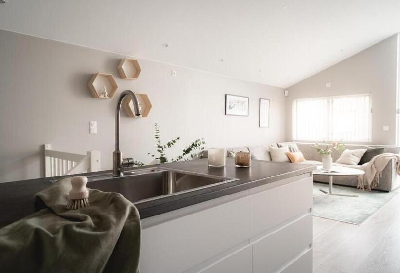 شقة غرفتين, Arctic Homes   Unique Town House