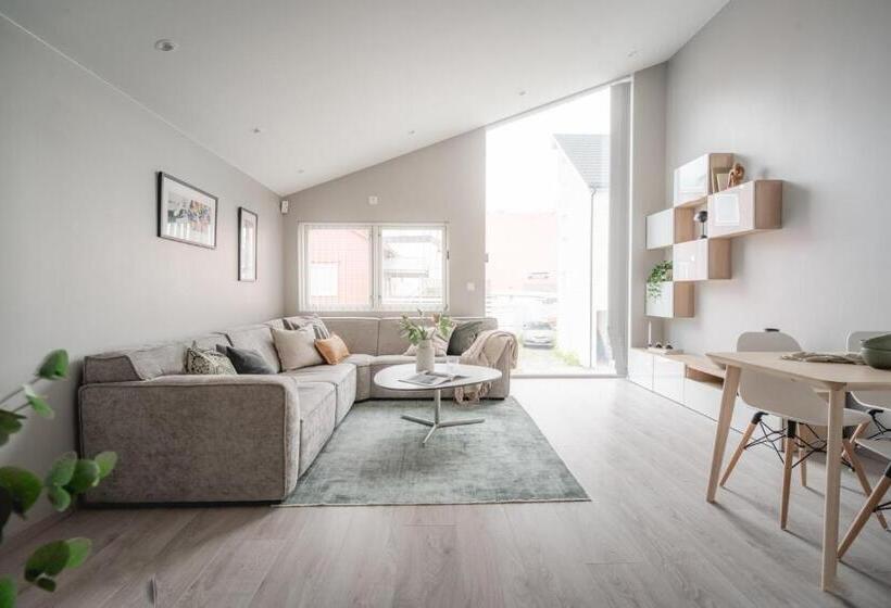 شقة غرفتين, Arctic Homes   Unique Town House