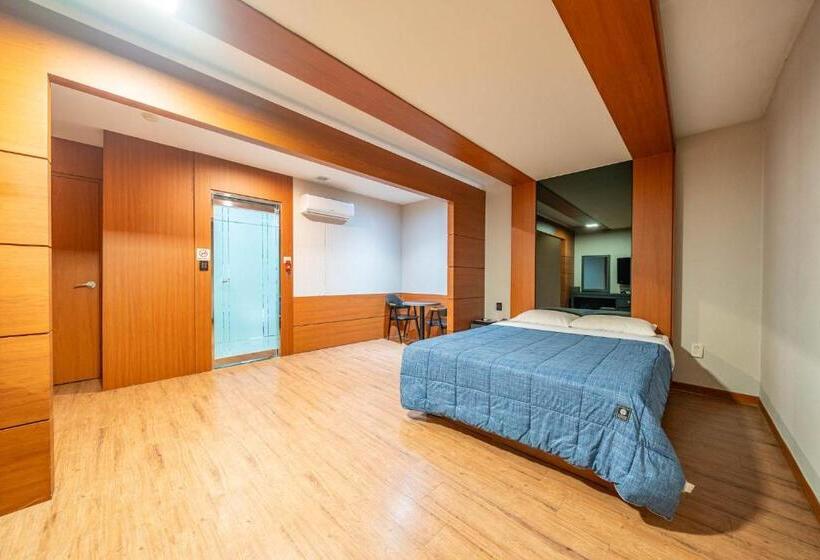 Habitació Estàndard, Airport June