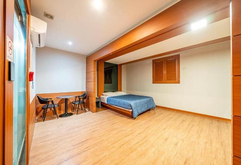 Habitació Estàndard, Airport June