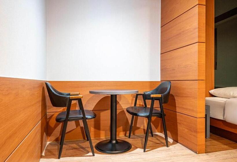 Habitació Estàndard, Airport June