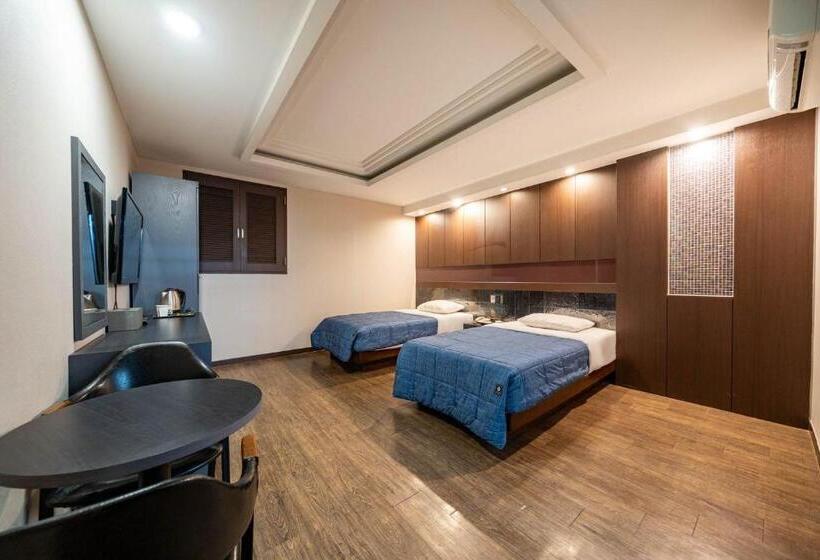 Habitació Estàndard, Airport June