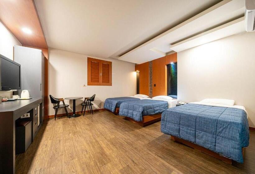 Habitació Triple Deluxe, Airport June