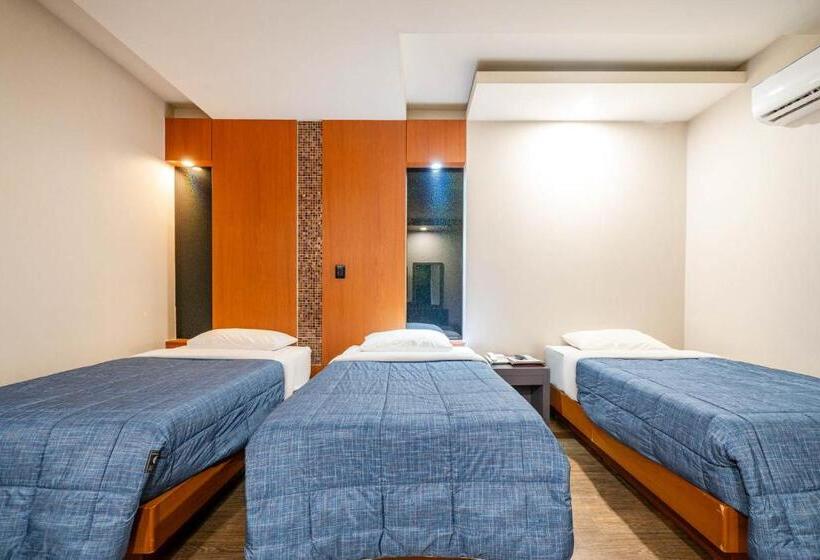 Habitació Triple Deluxe, Airport June