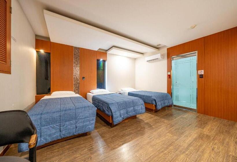 Habitació Triple Deluxe, Airport June