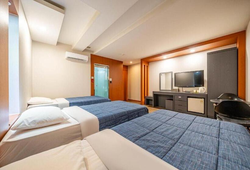 Habitació Triple Deluxe, Airport June