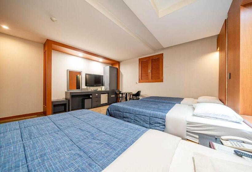 Habitació Triple Deluxe, Airport June