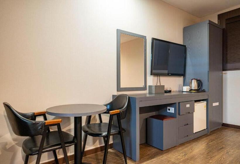 Habitació Estàndard, Airport June