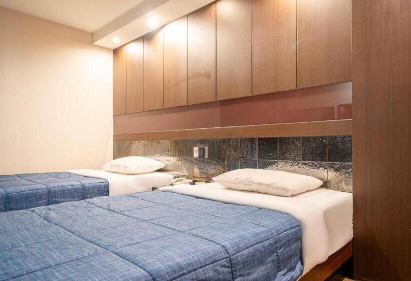 Habitació Estàndard, Airport June