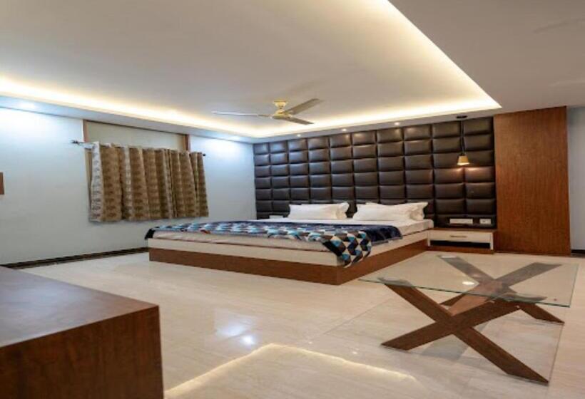 디럭스 룸, Holiday Saharsa