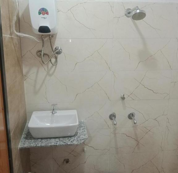 이코노미 룸, Kc Iinn