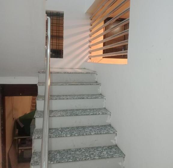 이코노미 룸, Kc Iinn