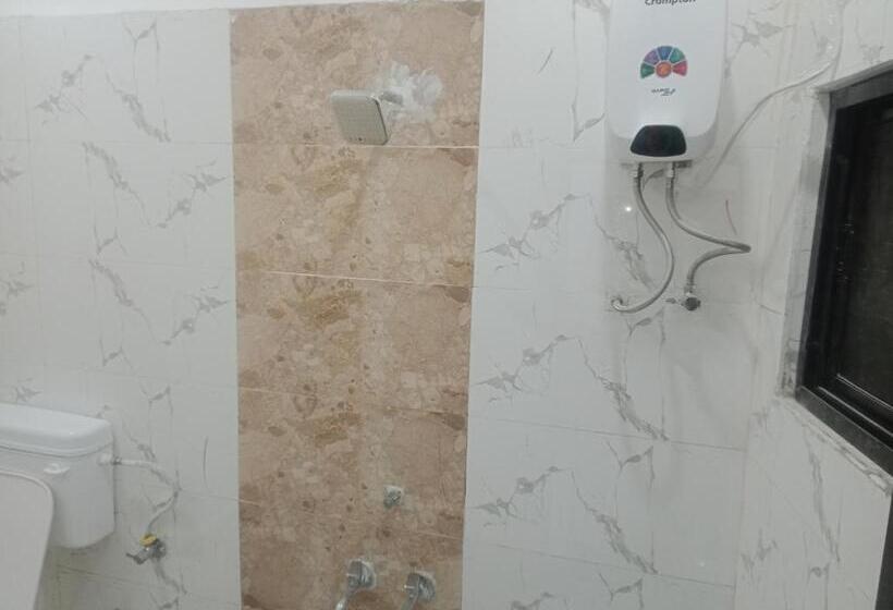 이코노미 룸, Kc Iinn