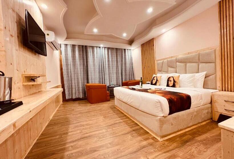 غرفة قياسية سرير كينج, West Western